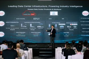 Đại diện Huawei chia sẻ thông tin tại sự kiện.