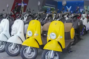 Xe máy điện Vinfast Motio có thiết kế nhỏ gọn, nhiều màu sắc như đỏ, trắng, hồng, vàng… để khách hàng lựa chọn