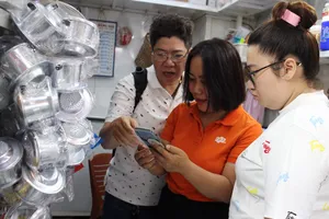 Đội ngũ BizNext thuộc FPT đã trực tiếp có mặt tại các chợ ở TPHCM để hỗ trợ tiểu thương cài đặt ứng dụng.