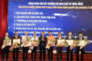 Đại diện FPT (áo cam) nhận bằng khen của Bộ KH-CN.