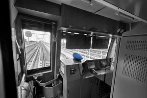 Nhìn qua phòng lái Metro, chiến nón xanh tạo nên sự hứng thú khi đưa máy lên chụp bức hình