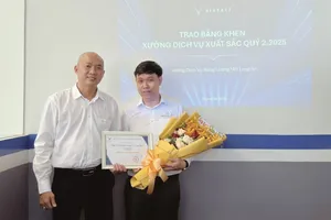 Đại diện VFXanh Long An 1 nhận bằng khen “Xưởng dịch vụ xuất sắc quý” II/2025.