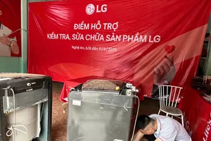 LG Electronics Việt Nam sửa chữa thiết bị điện tử cho đồng bào vùng bão lũ