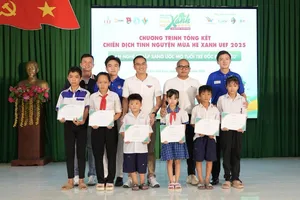 Đại diện Nha khoa Teennie Clinic trao tặng quà cho trẻ em tại xã Đốc Binh Kiều, Đồng Tháp