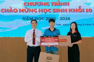 FPT Shop thường xuyên trao học bổng cho sinh viên nhân mùa tựu trường.