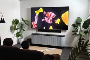 TV LG QNED86 100 inch 2025 mang cả không gian chiếu phim vào trong gia đình