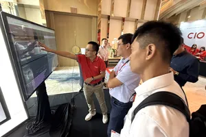 Kỹ sư của Công ty TNHH MTV An ninh mạng Viettel giới thiệu hệ thống an toàn thông tin với khách dự sự kiện