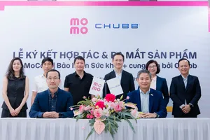 Đại diện MoMo và Chubb Life Việt Nam ký kết hợp tác