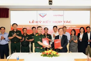 Đại diện Viettel TPHCM và HEPZA tại lễ ký kết hợp tác
