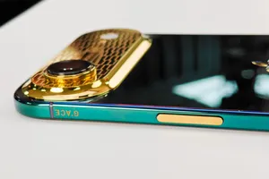 iPhone Air được chế tác có thể ánh lên màu xanh ngọc sáng rực hoặc xanh lục trầm lắng...