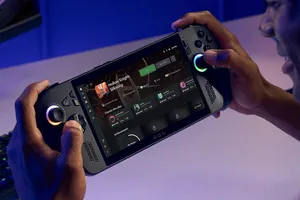 ROG Xbox Ally 2025 cũng được tái thiết kế với phần tay cầm công thái học