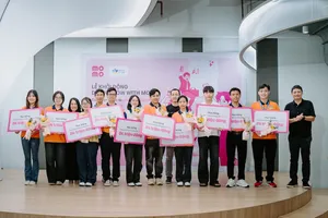 Tại Lễ Khởi động dự án, 10 bạn sinh viên đã nhận phần học bổng giá trị từ “Grow with MoMo”.