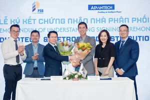 Đại diện Petrosetco Distribution và Advantech tại lễ ký kết hợp tác