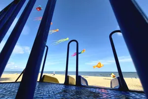 Hình ảnh trên Galaxy S25 FE luôn sống động với bầu trời xanh, những cánh diều đầy màu sắc