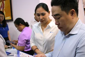 Nhân viên VNPT hỗ trợ các đại biểu cài đặt và sử dụng chữ ký số VNPT SmartCA