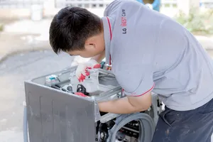 Kỹ thuật viên của LG kiểm tra và vệ sinh đối với các sản phẩm LG bị hư hại