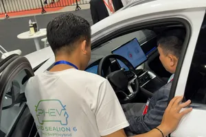 Khách hàng trải nghiệm xe BYD tại sự kiện