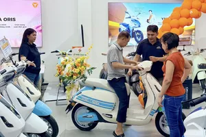 Khách hàng đến trải nghiệm trực tiếp tại cửa hàng Yadea Plus Phạm Hùng