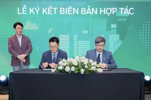 Đại diện FPT cùng Glassdome ký kết hợp tác