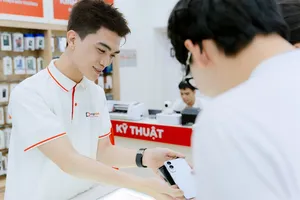 Khánh hàng mua thiết bị di động tại Di Động Việt