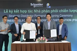 Đại diện Schneider Electric và Petrosetco Distribution ký kết hợp tác