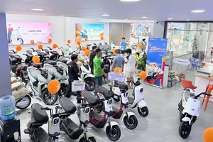 Khách hàng đến Yadea Plus Phạm Hùng để tìm hiểu và trải nghiệm công nghệ TTFAR