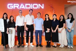 Đại diện Gradion cùng HCMC -DXCENTER trong lễ ký kết hợp tác