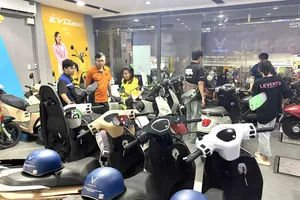 VinFast Theon S thu hút phái mạnh tại VFX Bình Chánh nhờ thiết kế thể thao và động cơ mạnh mẽ