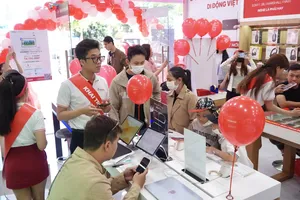 Khách hàng mua sản phẩm di động tại cửa hàng số 3 Phan Đăng Lưu