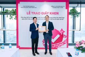 Đại diện MoMo nhận giấy khen từ Cục An ninh mạng và phòng, chống tội phạm sử dụng công nghệ cao