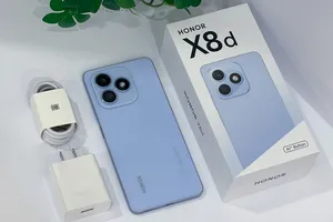 HONOR X8d với phụ kiện gồm bộ sạc cho thiết bị