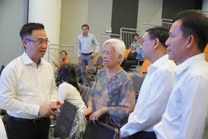 Đồng chí Đặng Minh Thông, Phó Bí thư Thành ủy TPHCM trao đổi cùng các đại biểu tại Hội thảo. Ảnh: QUANG HUY