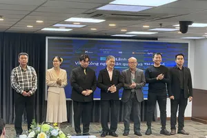 Ông Nguyễn Mạnh Quý, Viện trưởng CTDA (ở giữa) cùng Ban điều hành ra mắt tại sự kiện.