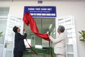 Ông Đặng Nguyễn Ngữ và ông Phạm Hữu Lộc thực hiện nghi thức khánh thành Phòng thực hành INET