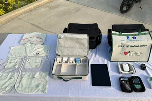 Bên trong "Túi y tế thông minh" với đầy đủ thiết bị chăm sóc y tế ban đầu