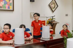 Các em học sinh cùng máy lọc không khí PuriCare AeroMini