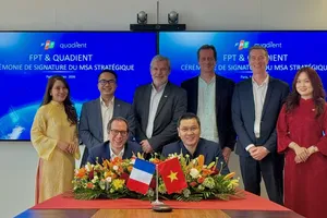 Đại diện FPT và Quadient ký kết hợp tác