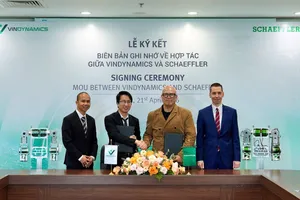 Đại diện VinDynamics cùng Schaeffler ký kết hợp tác