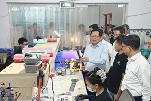 Phó Thủ tướng Hồ Quốc Dũng cùng đoàn đại biểu thăm và làm việc tại Công ty Cổ phần Real-Time Robotics Việt Nam 