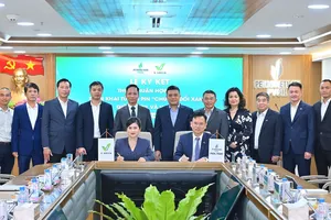 Đại diện V-Green và PVOIL ký kết hợp tác