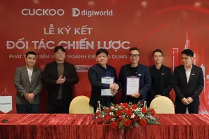 Đại diện DGW và Cuckoo Vina ký kết hợp tác.