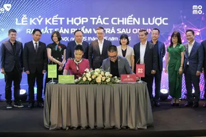 Đại diện MoMo và VCBNeo ký kết hợp tác.