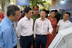 Lãnh đạo phường Chợ Quán và Sở KH-CN TPHCM cùng các tham quan không gian ứng dụng KH-CN của phường tại ngày hội
