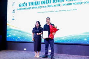 Đại diện Công ty GreenNode nhận chứng nhận chứng nhận DN KHCN - ND CNC.