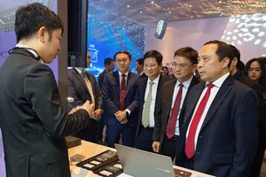 Bộ Trưởng Bộ KH-CN Vũ Hải Quân cùng các đại biểu tham quan sản phẩm của IPV trình diễn tại chương trình.