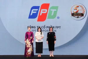 Bà Nguyễn Quỳnh Anh, Phó phòng Văn hoá Đoàn thể FPT IS, Tập đoàn FPT đại diện nhận vinh danh.