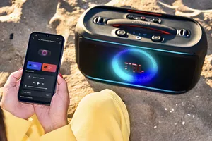  JBL PartyBox Encore 2 Plus sở hữu tay cầm tích hợp cùng dây đeo vai chắc chắn