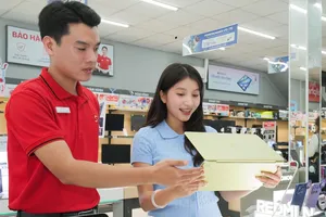 Học sinh lựa chọn mua sản phẩm công nghệ tại CellphoneS