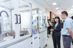 Khách hàng và đối tác tìm hiểu các ứng dụng robot Epson tại không gian trải nghiệm tự động hóa