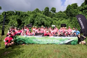Các thành viên của Garmin Việt Nam và JOY Foundation trong buổi trồng cây tại Núi Ông